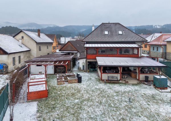 Unikátny rodinný dom s veľkým pozemkom
