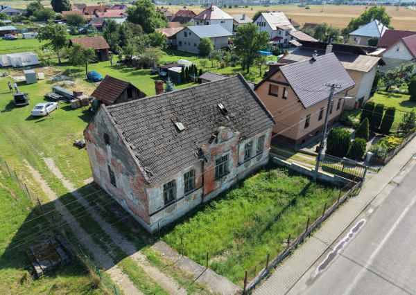 Vo výhradnom zastúpení ponúkam na predaj 4-izbový rodinný dom s historickým  charakterom v Sučanoch