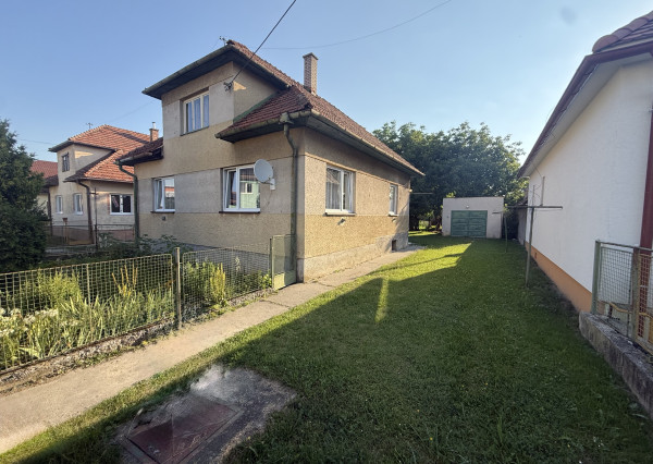 Na predaj rodinný dom v Dražkovciach – slnečný pozemok 798 m² s garážou a hospodárskou budovou