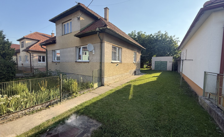 Na predaj rodinný dom v Dražkovciach – slnečný pozemok 798 m² s garážou a hospodárskou budovou - fotografia 1