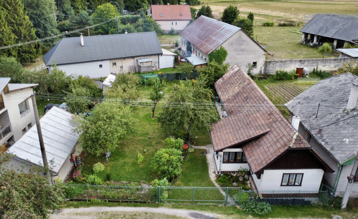 🏡 NA PREDAJ – 2-IZBOVÝ RODINNÝ DOM V JAZERNICI - fotografia 1