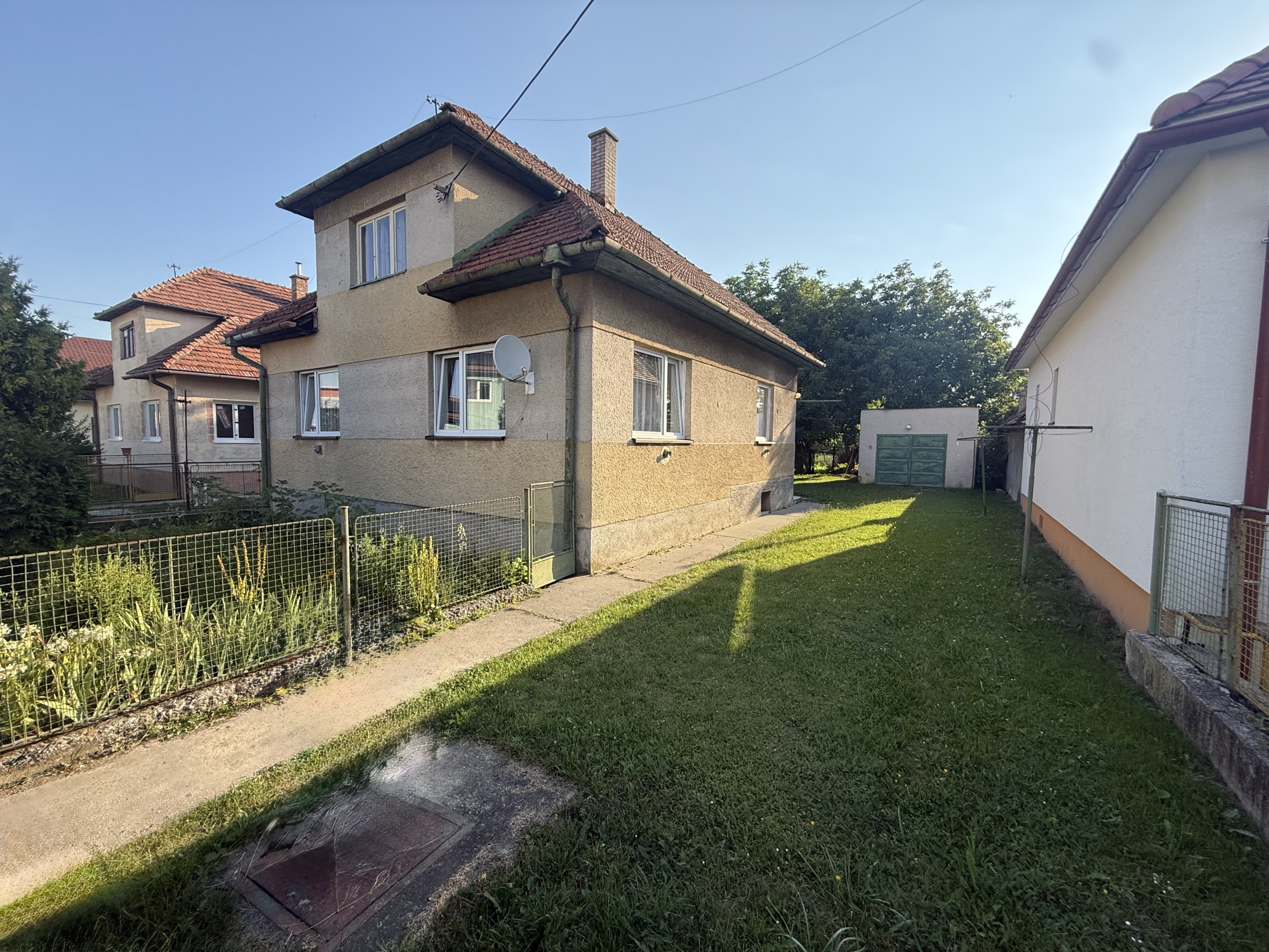 Na predaj rodinný dom v Dražkovciach – slnečný pozemok 798 m² s garážou a hospodárskou budovou